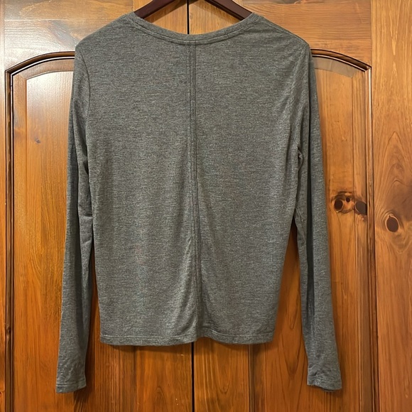 ATHLETA THREADLIGHT LONG SLEEVE RELAXED SIDE SLIT long sleeve, Small - Picture 8 of 8